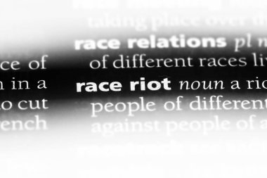 bir sözlüğü'ndeki isyan sözcüğü. isyan kavramı.