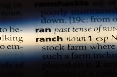 bir sözlüğü'ndeki çiftlik sözcüğü. ahır kavramı.