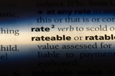 bir sözlüğü'ndeki rateable sözcüğü. rateable kavramı.