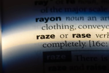 bir sözlüğü'ndeki sözcüğü yerle bir etmek. kavram yerle bir etmek.