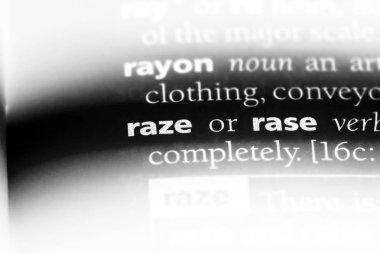 bir sözlüğü'ndeki sözcüğü yerle bir etmek. kavram yerle bir etmek.