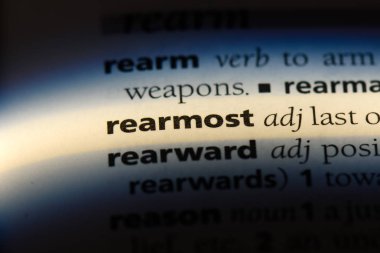 bir sözlüğü'ndeki rearmost sözcüğü. rearmost kavramı.