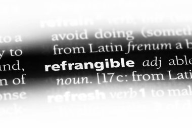 refrangible tek kelimeyle bir sözlük. refrangible kavramı.
