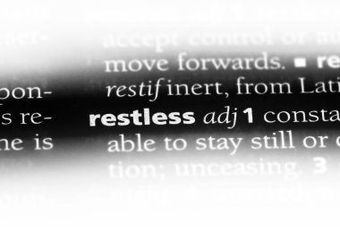 bir sözlüğü'ndeki huzursuz sözcüğü. huzursuz kavramı.