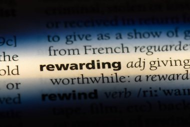 bir sözlüğü'ndeki ödüllendirici sözcüğü. ödüllendirici kavramı.