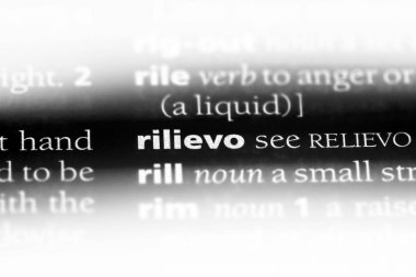 Sözlükte rilievo kelimesi var. rilievo kavramı.