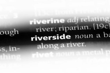 nehir kıyısındaki tek kelimeyle bir sözlük. nehir kenarında kavramı.