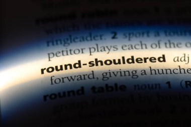 bir sözlüğü'ndeki boyunca omuzlu sözcüğü. yuvarlak omuzlu kavramı.