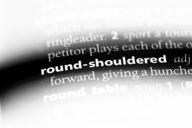 bir sözlüğü'ndeki boyunca omuzlu sözcüğü. yuvarlak omuzlu kavramı.