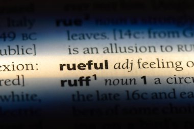 rueful tek kelimeyle bir sözlük. rueful kavramı.