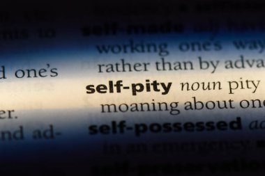 kendini bir sözlüğü'ndeki sözcüğü acıyorum. kendine acıma kavramı.