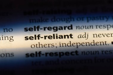 kendi kendine güvenen tek kelimeyle bir sözlük. kendi kendine güvenen kavramı.