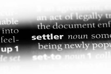 bir sözlüğü'ndeki yerleşimci sözcüğü. yerleşimci kavramı.