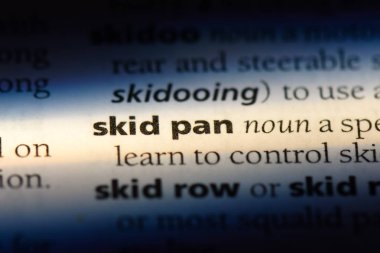 Skid pan kelimesi sözlük. Skid pan kavramı.