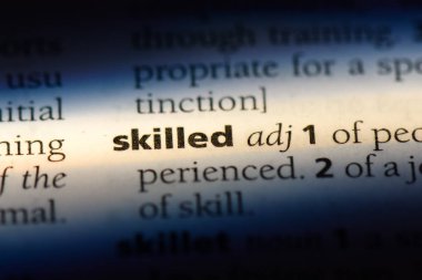 bir sözlüğü'ndeki yetenekli sözcüğü. yetenekli kavramı.