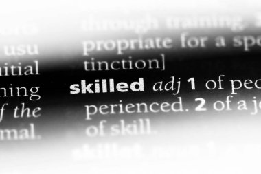 bir sözlüğü'ndeki yetenekli sözcüğü. yetenekli kavramı.