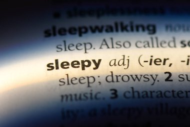 bir sözlüğü'ndeki uykulu sözcüğü. Uykulu kavramı.