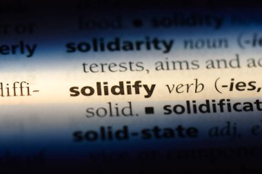 bir sözlüğü'ndeki sözcüğü kuvvetlendirmek. kavram kuvvetlendirmek.