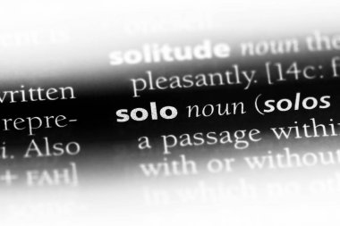 bir sözlüğü'ndeki sözcüğü solo. Solo kavramı.