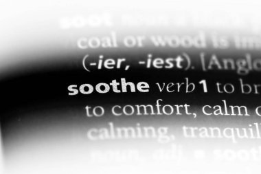 bir sözlüğü'ndeki sözcüğü yatıştırır. kavram yatıştırmaya.