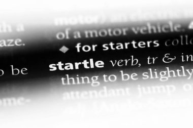 bir sözlüğü'ndeki sözcüğü korkutmak. kavram korkutmak.