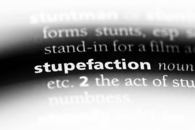 bir sözlüğü'ndeki sersemleme sözcüğü. Aptallaştırıcı kavramı.