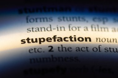 bir sözlüğü'ndeki sersemleme sözcüğü. Aptallaştırıcı kavramı.