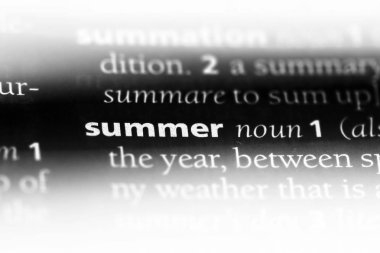 Yaz Word'de bir sözlük. Yaz konsepti.