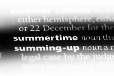 Yaz aylarında Word'de bir sözlük. Yaz aylarında konsept.