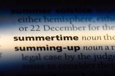 Yaz aylarında Word'de bir sözlük. Yaz aylarında konsept.