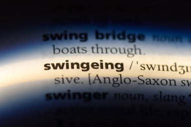 bir sözlüğü'ndeki sözcüğü swingeing. swingeing kavramı.