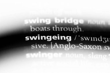 bir sözlüğü'ndeki sözcüğü swingeing. swingeing kavramı.