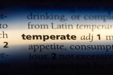 bir sözlüğü'ndeki ılıman sözcüğü. ılıman kavramı.