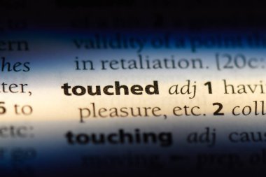 bir sözlüğü'ndeki dokundu sözcüğü. dokundu kavramı.