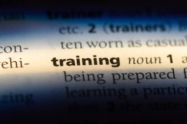 bir sözlüğü'ndeki eğitim sözcüğü. eğitim kavramı.