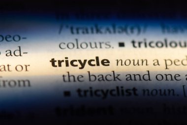 bir sözlüğü'ndeki üç tekerlekli bisiklet sözcüğü. üç tekerlekli bisiklet kavramı.