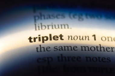 bir sözlüğü'ndeki üçlüsü sözcüğü. Üçlü kavram.