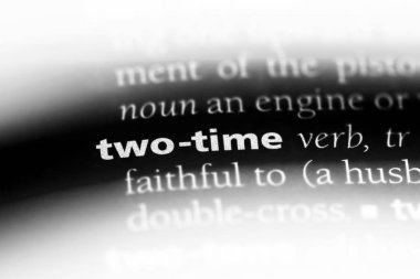 iki zaman sözlüğe kelime. iki saat kavramı.