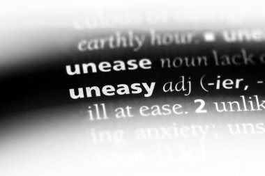 bir sözlüğü'ndeki huzursuz sözcüğü. huzursuz kavramı.