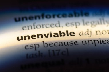 bir sözlüğü'ndeki kıskanılmaya değmez sözcüğü. kıskanılmaya değmez kavramı.