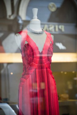 Milan, İtalya - 21 Eylül 2018: Alexander Mcqueen mağaza Milano'da. Montenapoleone alan. Moda Haftası Alexander Mcqueen alışveriş.