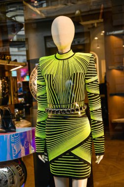 Milan, İtalya - 21 Eylül 2018: Balmain mağaza Milano'da. Montenapoleone alan. Moda Haftası Balmain alışveriş.