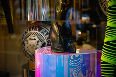 Milan, İtalya - 21 Eylül 2018: Balmain mağaza Milano'da. Montenapoleone alan. Moda Haftası Balmain alışveriş.