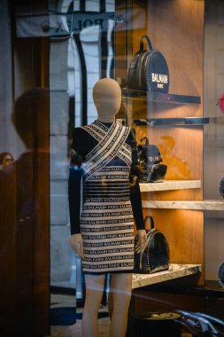 Milan, İtalya - 21 Eylül 2018: Balmain mağaza Milano'da. Montenapoleone alan. Moda Haftası Balmain alışveriş.