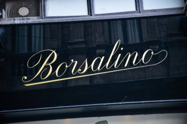 Milan, İtalya - 21 Eylül 2018: Borsalino mağaza Milano'da. Montenapoleone alan. Hafta Borsalino shopping moda.