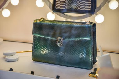 Milan, İtalya - 21 Eylül 2018: Bulgari Milano deposunda. Montenapoleone alan. Bulgari hafta alışveriş moda.