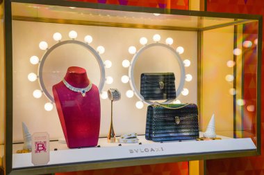 Milan, İtalya - 21 Eylül 2018: Bulgari Milano deposunda. Montenapoleone alan. Bulgari hafta alışveriş moda.