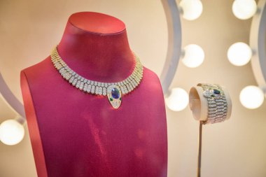 Milan, İtalya - 21 Eylül 2018: Bulgari Milano deposunda. Montenapoleone alan. Bulgari hafta alışveriş moda.