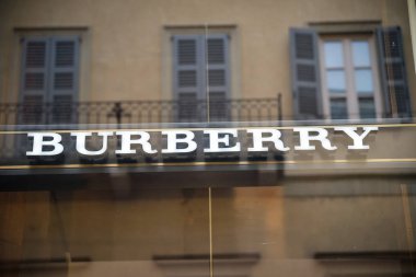 Milan, İtalya - 21 Eylül 2018: Burberry Mağazası Milan. Montenapoleone alan. Burberry hafta alışveriş moda.