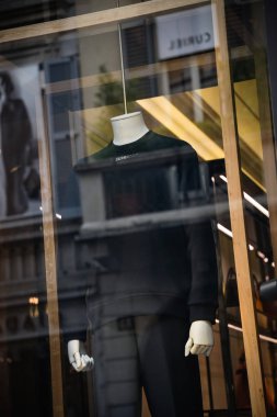 Milan, İtalya - 21 Eylül 2018: Burberry Mağazası Milan. Montenapoleone alan. Moda Haftası Burberry